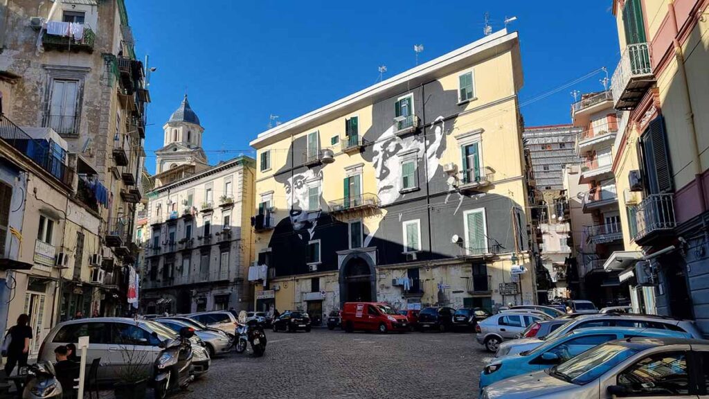 Napoli, mural Toto e Pappino di Tonio Kruz, ulica Sanita 132 do 138