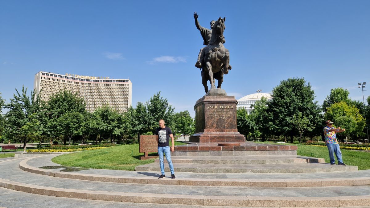 Статуа Амира Тимура на коњу на централном тргу, Владимир Цветковић