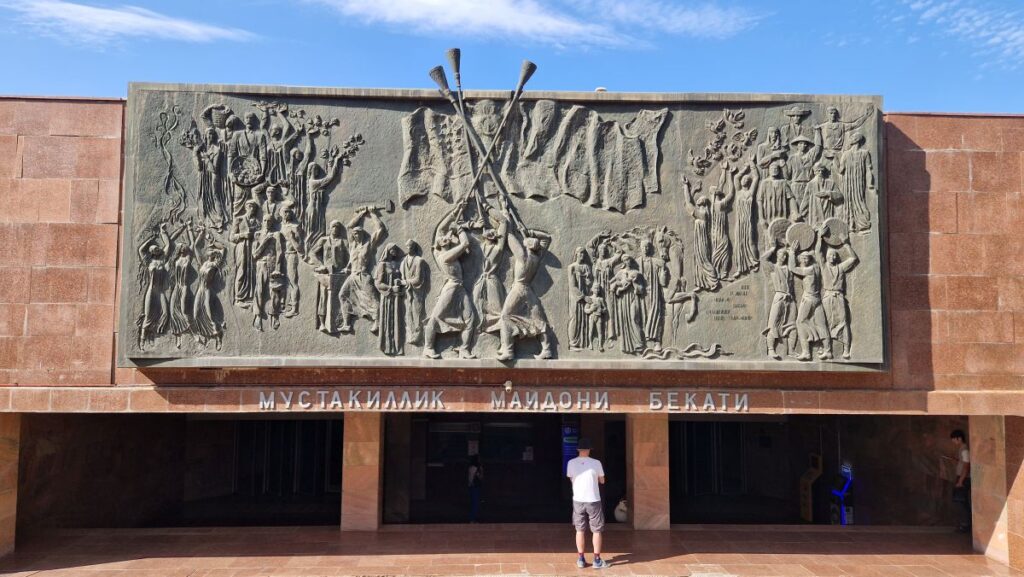 Trg Mustakillik je centralni trg u Taškentu