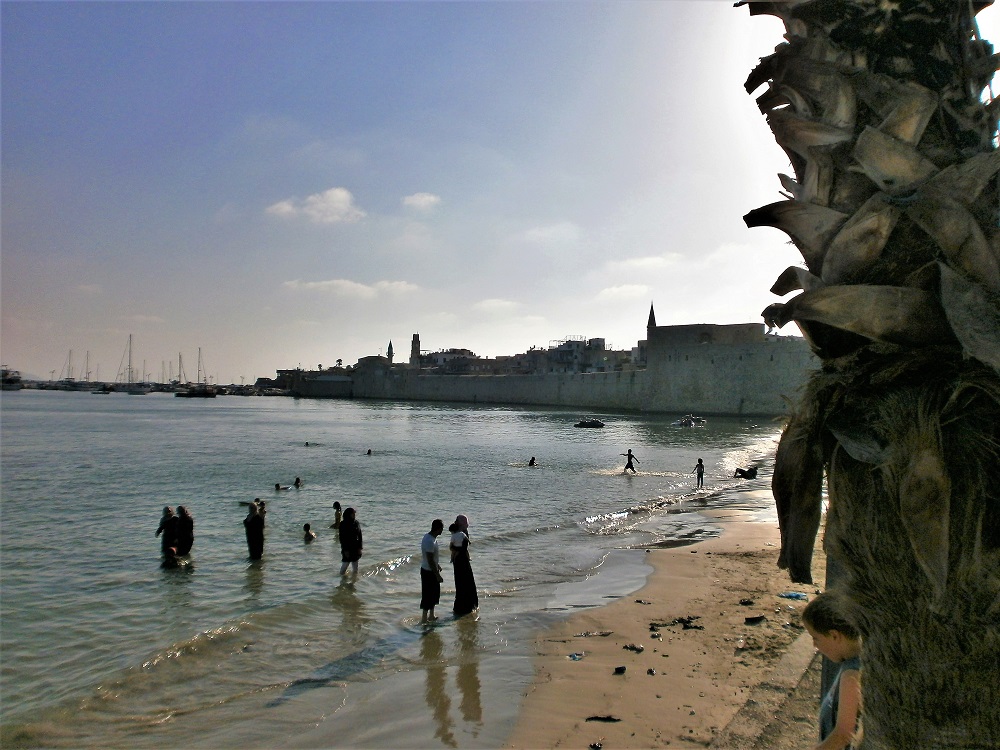 Plaža gde se žene kupaju obučene