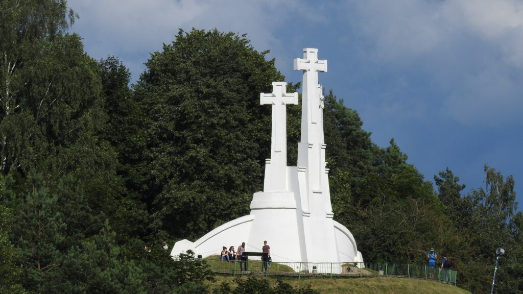 Споменик три крста