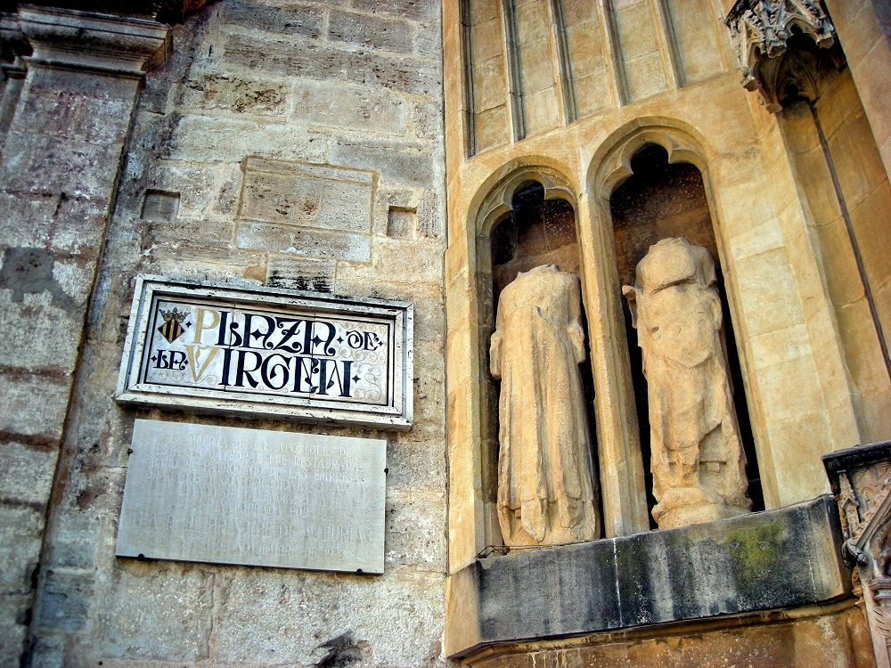 Врата апостола на Катедрали