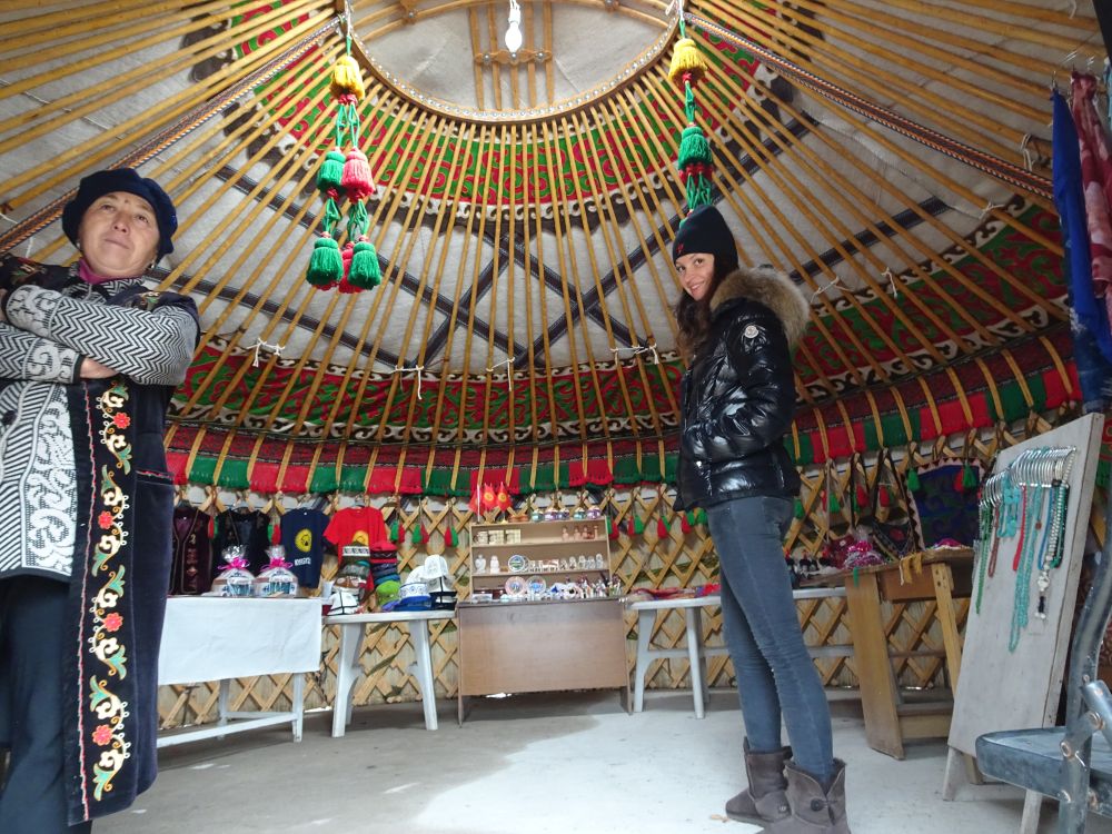 Kirgistan, Biškek, Čujska dolina, tradicionalna kuća jurta i Željka