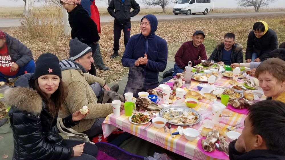 Kirgistan, Biškek, Čujska dolina u severnom Kirgistanu, piknik sa meštanima