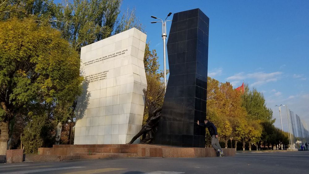 Kirgistan, Biškek, Spomenik poginulima za slobodu i Vladimir Cvetković