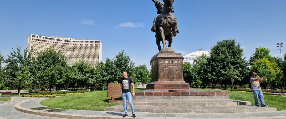 Statua Amira Timura na konju na centralnom trgu, Vladimir Cvetković